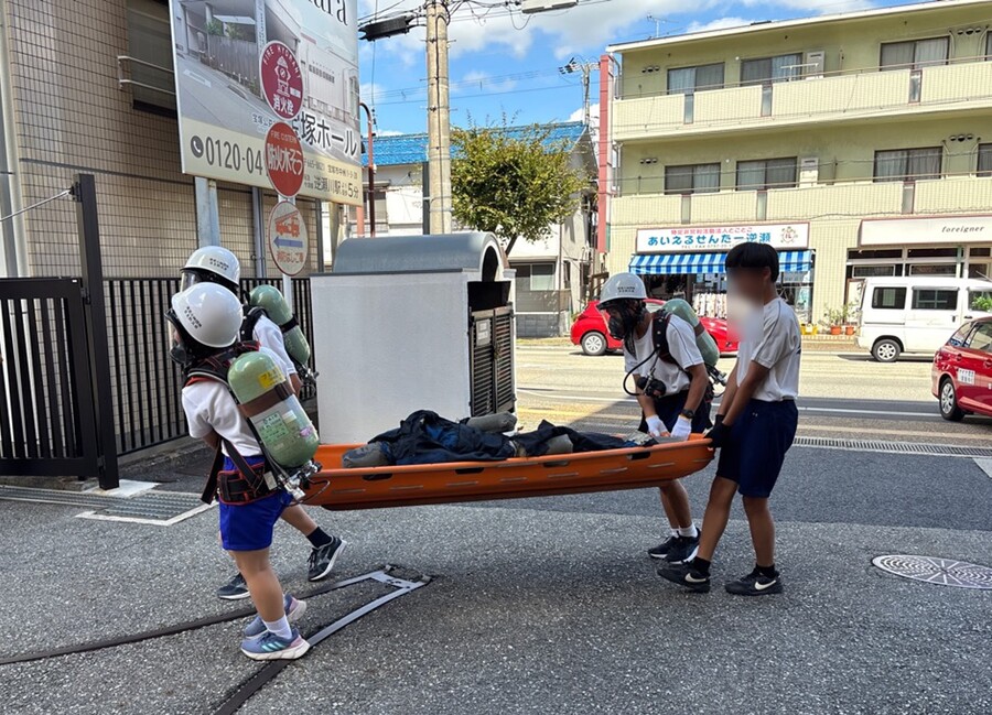 要救助者をバスケットストレッチャーで搬送しています