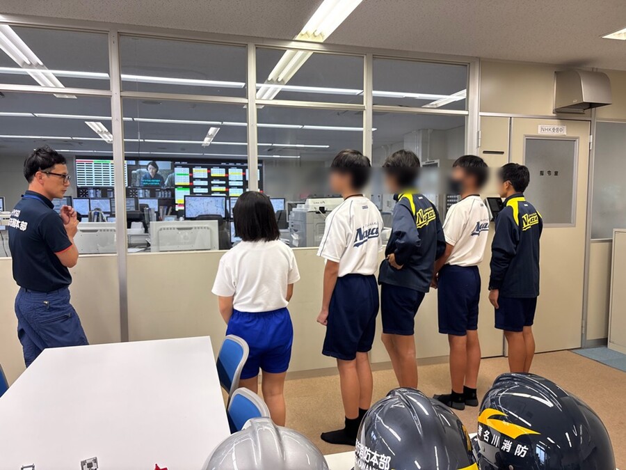 指令センターについての説明を受けている様子