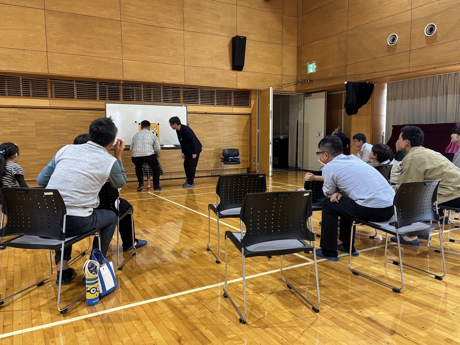 チーム対抗で囲碁を楽しんでいる様子の写真