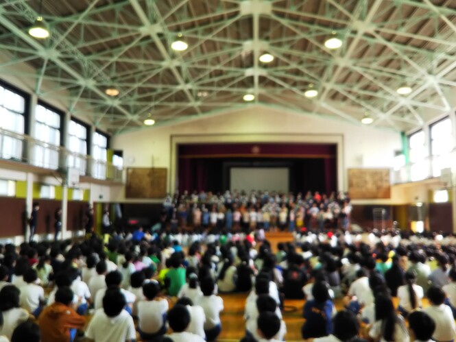 音読集会の様子　音読タイムの練習の成果を発揮しました！