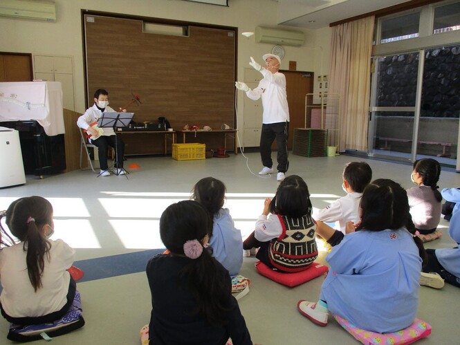 こまの演技をみる4歳児の様子の写真