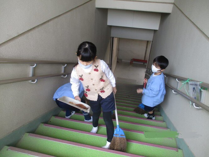 階段掃除をする子どもの写真