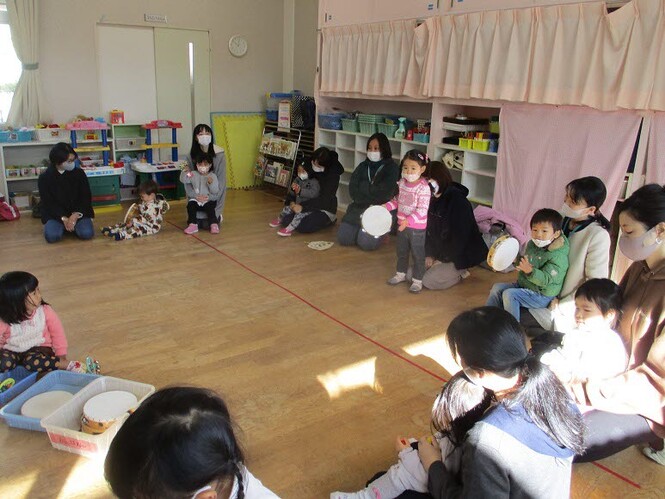 未就園児親子が楽器で遊んでいる写真