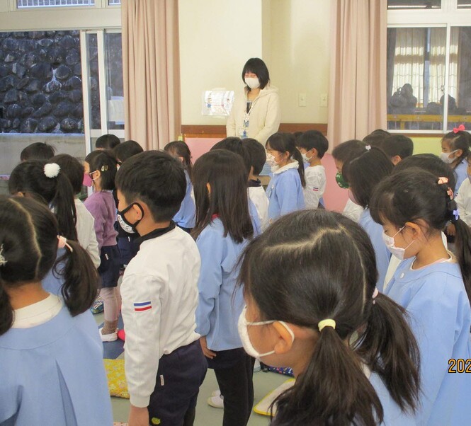 震災の集いで黙祷をする子ども達の写真
