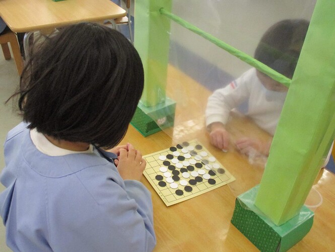 囲碁の対局をする子どもの写真