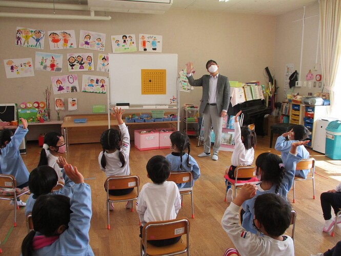関西棋院プロ棋士藤原先生に囲碁を教わる子どもたちの写真