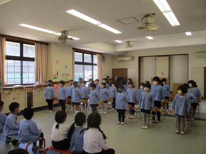 おわかれ会で、すみれ組がもも組にお礼の言葉をいっている写真