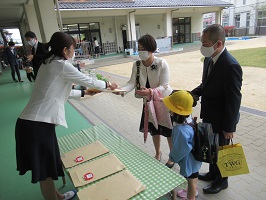 もも組の名札をもらいました。