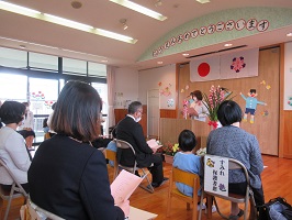 園長先生の話を聞いています。