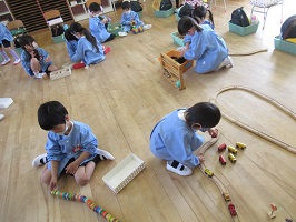 保育室で遊んでいます