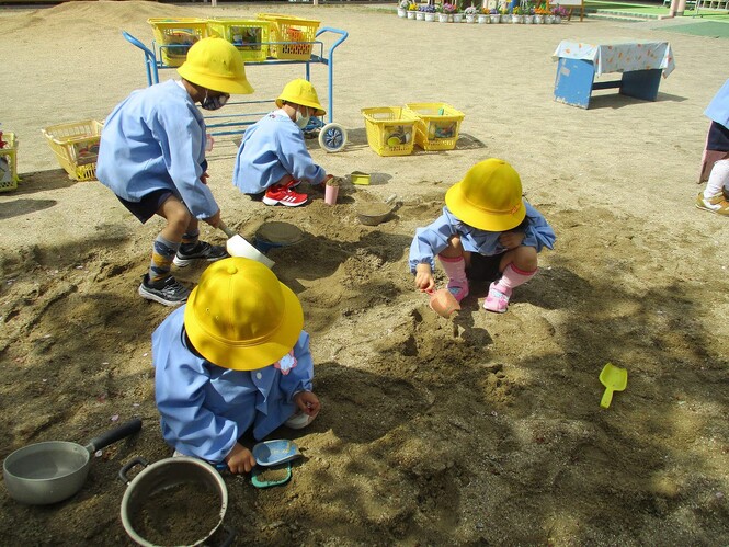 砂場で遊ぶもも組子どもたちの写真