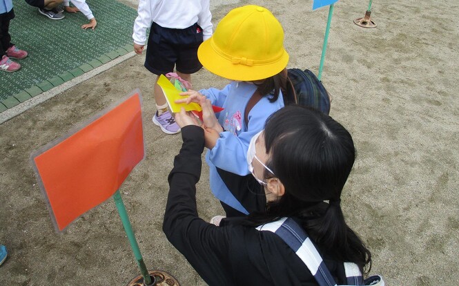 すみれ組にプレゼントされた手作りチューリップの花を嬉しそうにみるもも組親子の写真