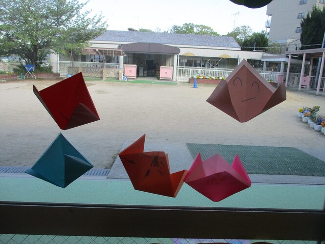 窓に貼った折り紙で作ったチューリップの写真