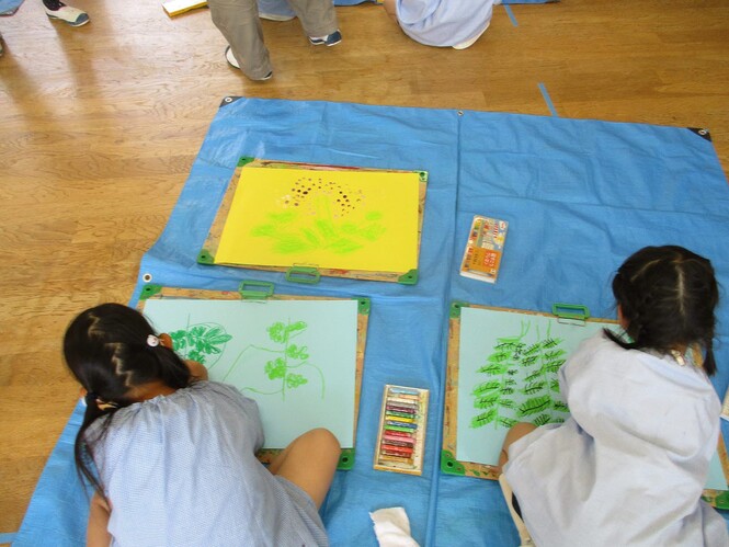 藤の葉を描く子どもの写真