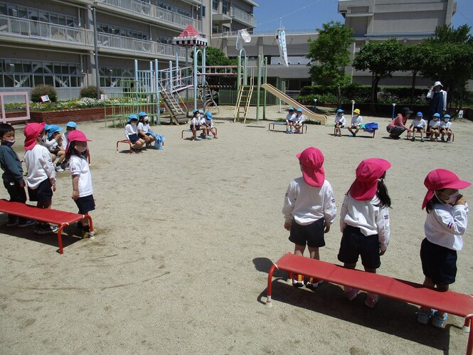 こどもの日の集いで、園庭に集まった子どもの写真