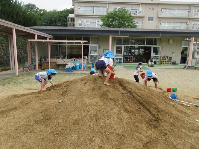 土山で遊ぶ子どもたちの写真