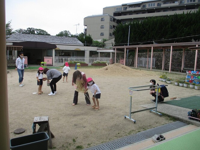 ぱかぽこに挑戦している子どもの写真