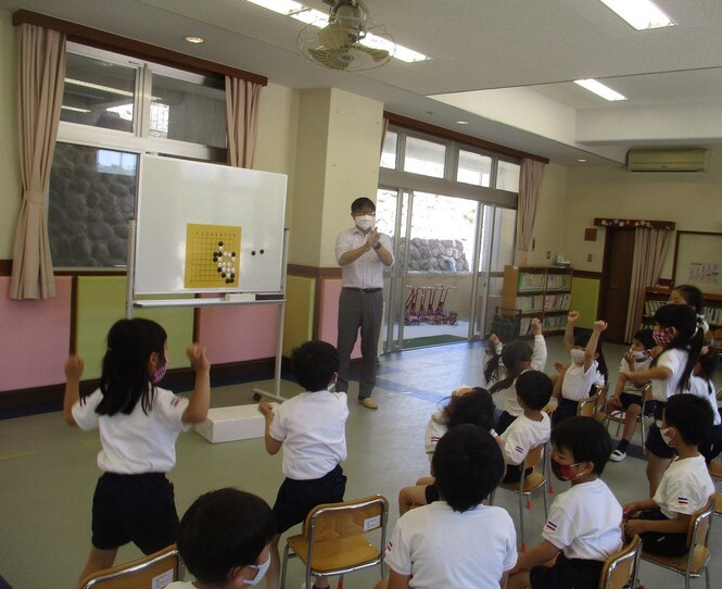 先生との勝負に勝って喜ぶすみれ組の子どもたちの写真