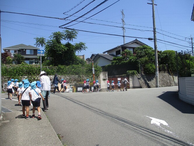 歩いて野上3丁目公園に向かう子どもたちの写真