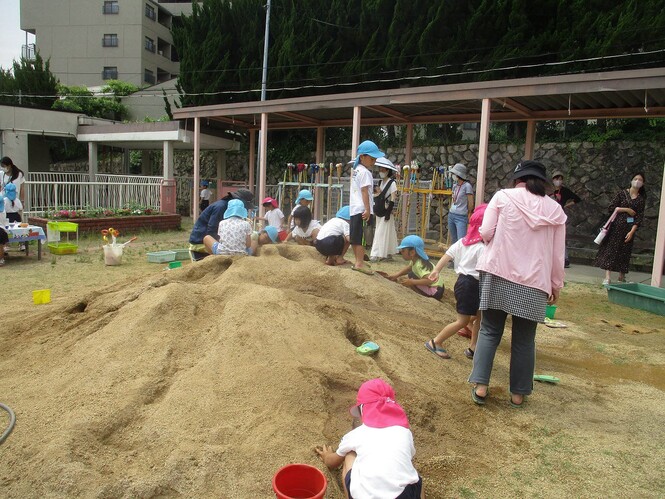 土山で遊んでいる子どもの写真