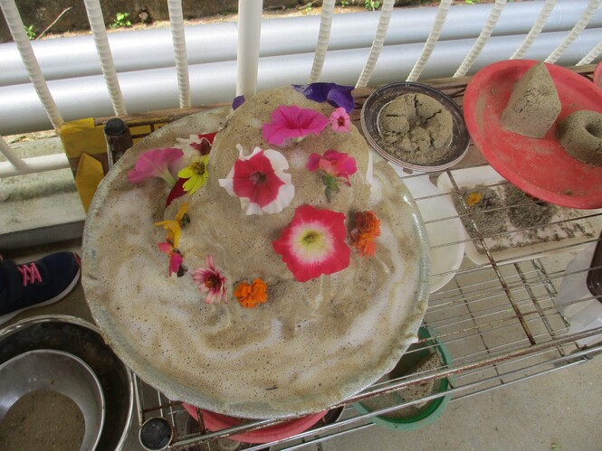 泡で作ったクリームや花で飾ったケーキの写真