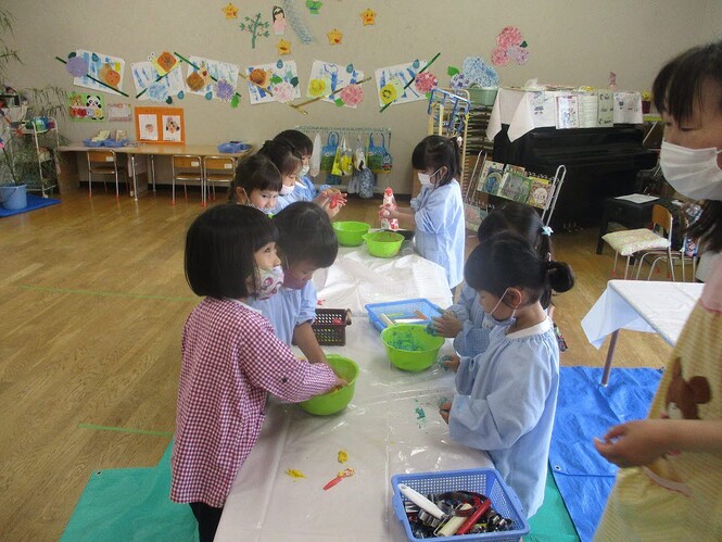 小麦粉粘土でパンを作って遊ぶ子どもの写真