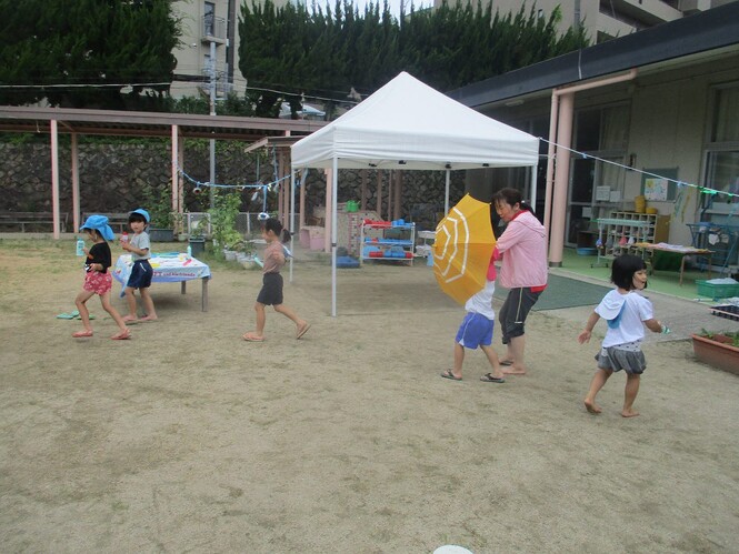 水遊びをしている子どもの写真