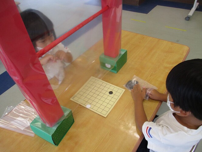 囲碁の対局をしている子どもの写真