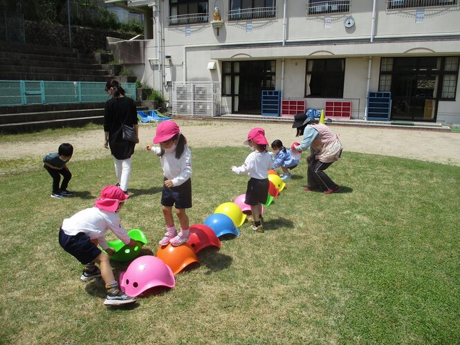 ビリボを並びかえて遊んでいる子どもの写真