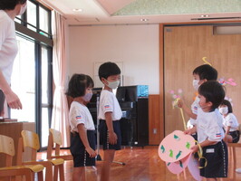 プレゼントを渡している写真