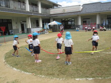 ゴールテープをもつ5歳