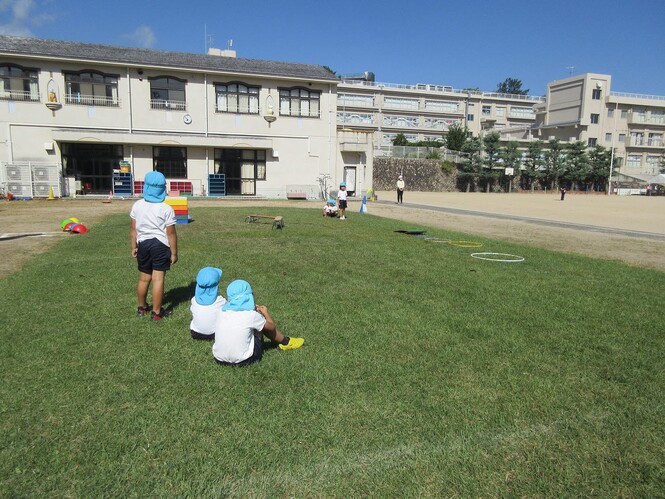 バッタになって、跳び箱や踏切板をとぼうとしている子どもの写真