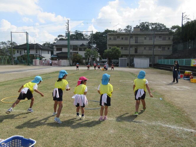 島鬼のポーズをとっている子どもたちの写真