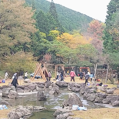 紅葉が始まった山をバックに活動開始です