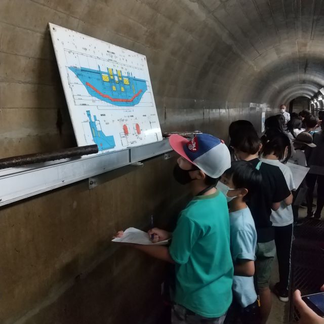 ダムの下、20メートルに設置されているトンネル内では、漏水等のチェックが行われていることを説明してくださいました