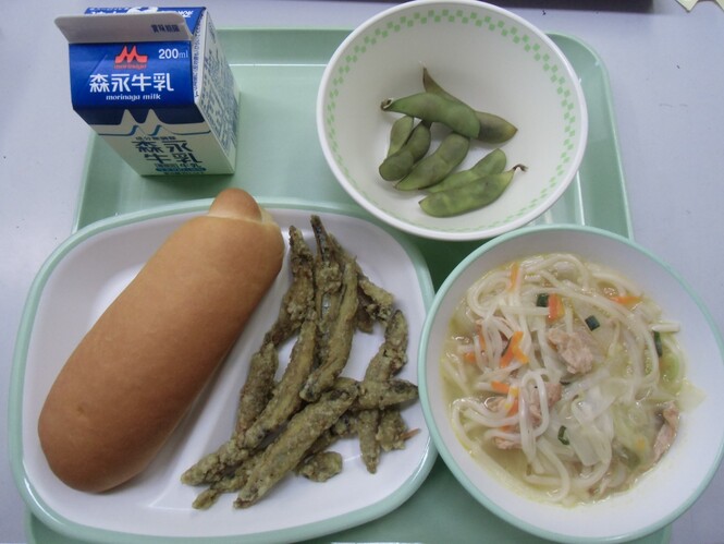 10月19日の給食(パン・牛乳・きびなごのカレー揚げ・ちゃんぽん・黒枝豆・牛乳)