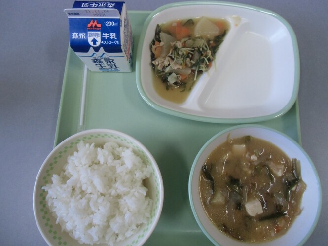 ごはん 牛乳 たらチゲ 水菜と大根の煮物