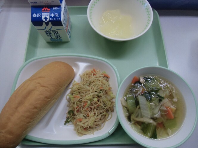 コッペパン 牛乳 きのことチンゲンサイのスープ