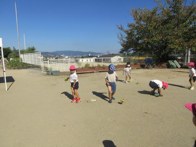 ころりんジャンプに挑戦しているもも組の写真