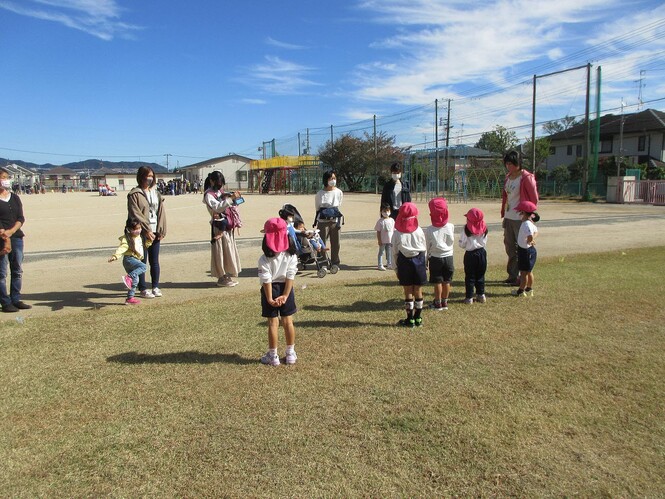 もも組と未就園児親子があいさつをしている写真