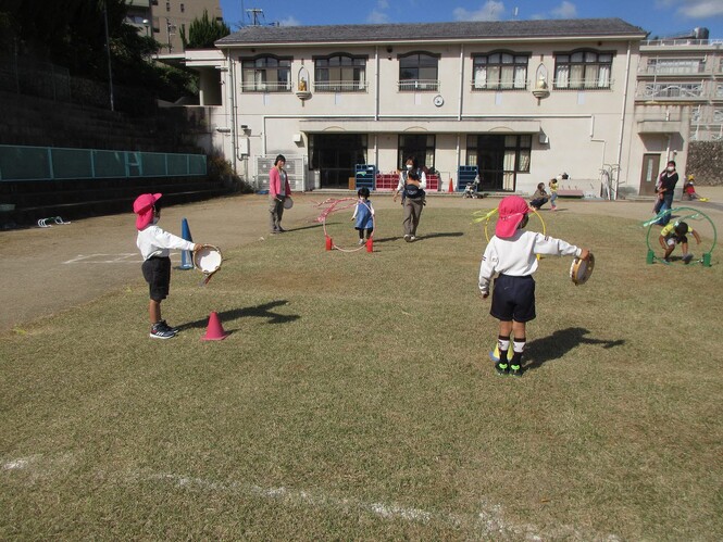 かけっこをしている未就園児の写真