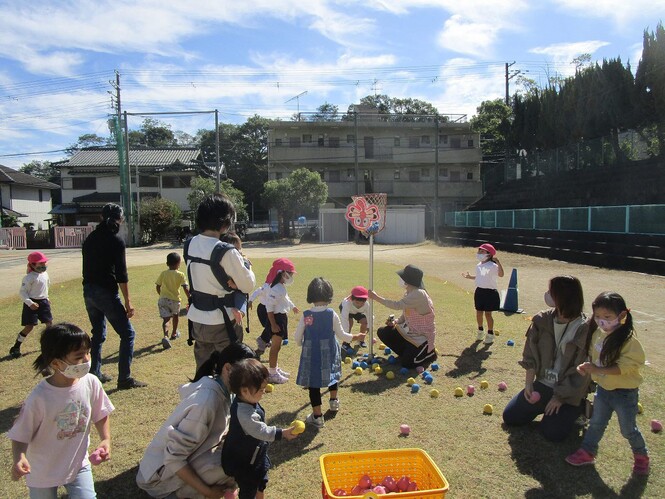 もも組と未就園児親子が玉入れをしている写真