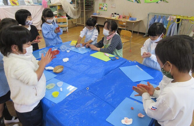 紙粘土などでケーキを作っている子どもたちの写真