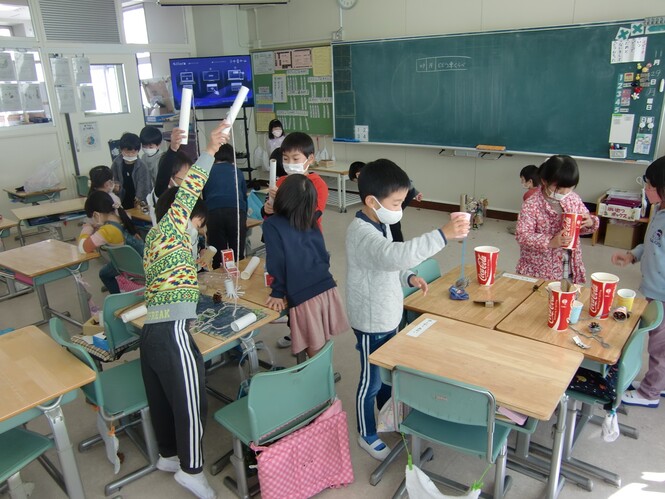 秋のおもちゃで遊ぶ男子