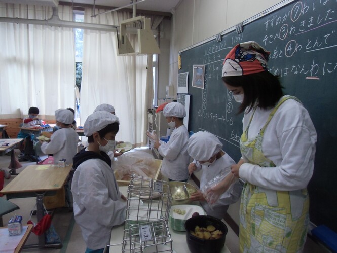 1年給食準備