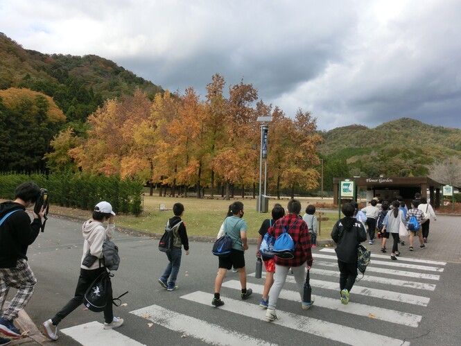 駐車場から「ユニトピアささやま」