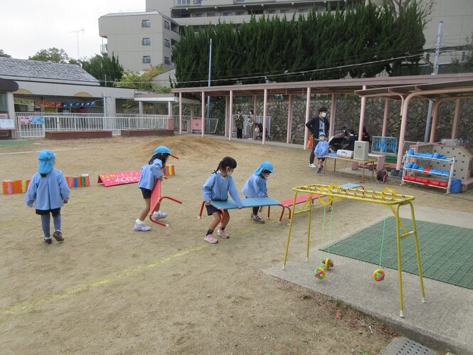 オープンスクールで、お客さん用のベンチを並べている子どもの写真