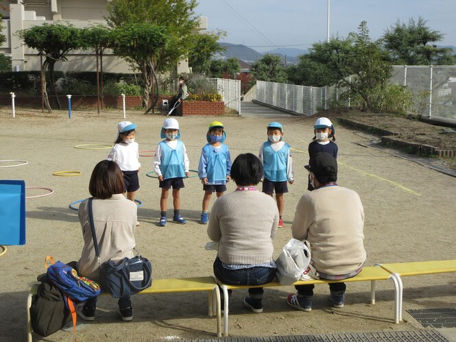 遊びのルール説明をする子どもとそれを聞く保護者の写真