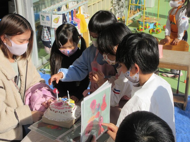 カフェの遊びで11月うまれの保護者の方をお祝いしている写真