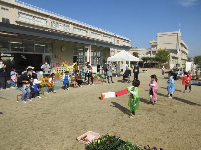 ダンスをしている子どもをみている保護者と一緒に踊っている子どもたちの写真